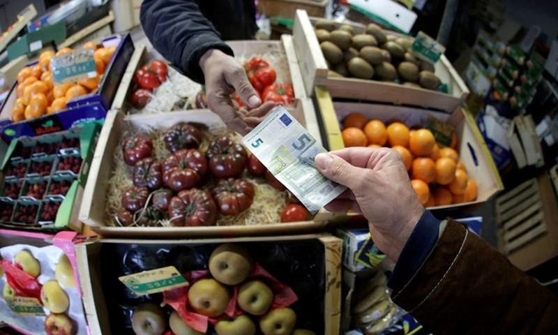 Người dân dùng đồng euro để chi trả tại một khu chợ ở Nice, Pháp, tháng 4/2019. (Ảnh: Reuters)