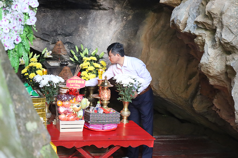Đồng chí Chủ tịch UBND tỉnh Trần Thắng dâng hương các liệt sỹ tại hang Tám TNXP. 