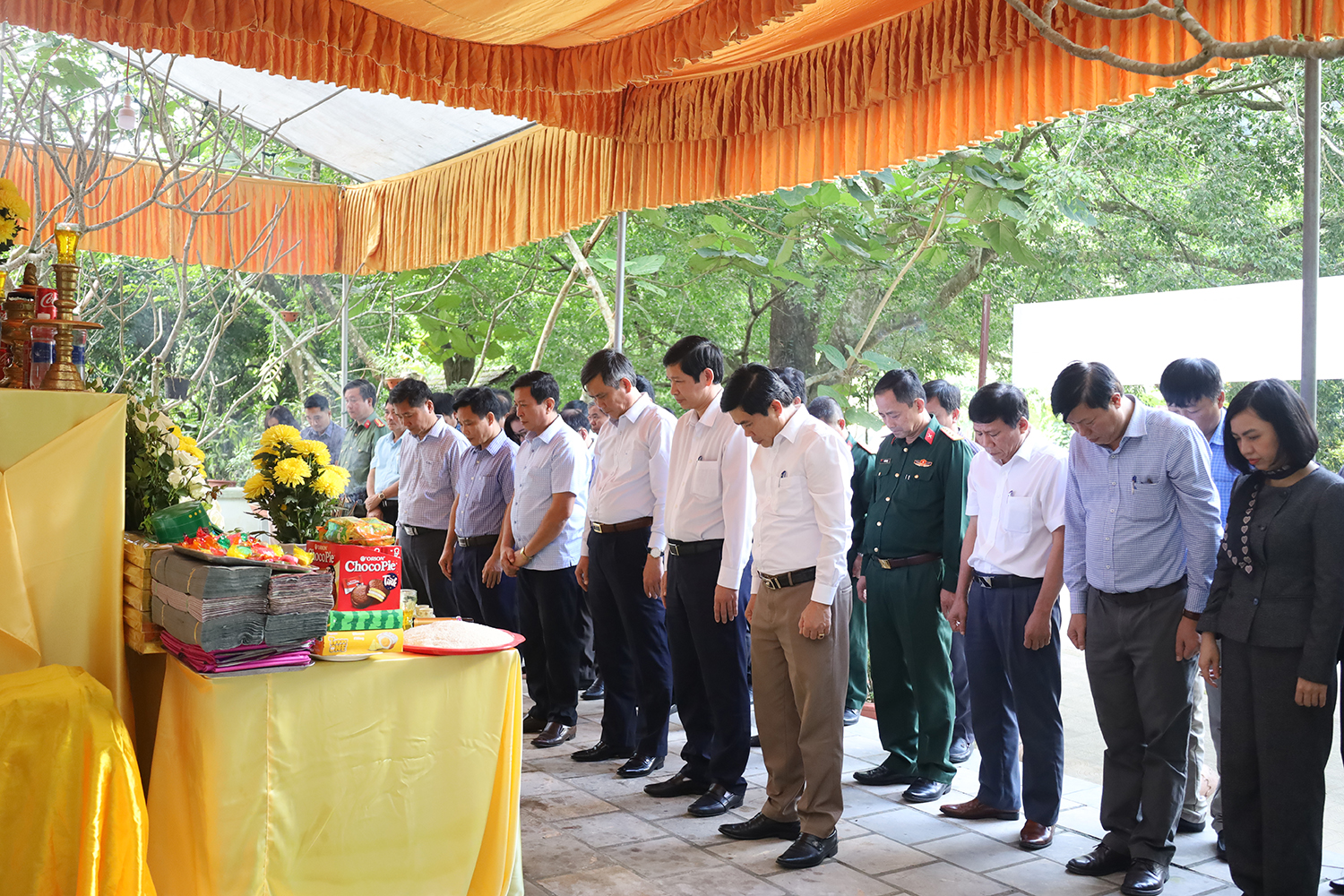 Các đồng chí lãnh đạo tỉnh dâng hương, dâng hoa tại Đền tưởng niệm TNXP đường 20 Quyết Thắng. 