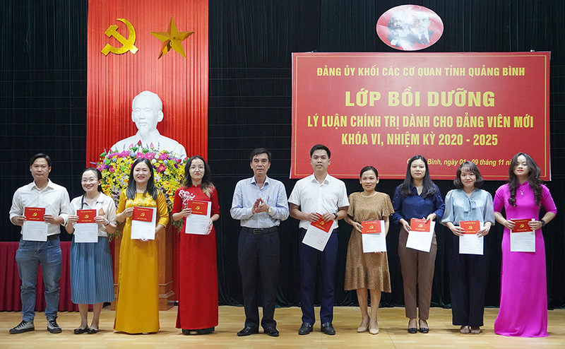 Đại diện lãnh đạo Đảng ủy Khối Các cơ quan tỉnh trao giấy chứng nhận cho các học viên xuất sắc.