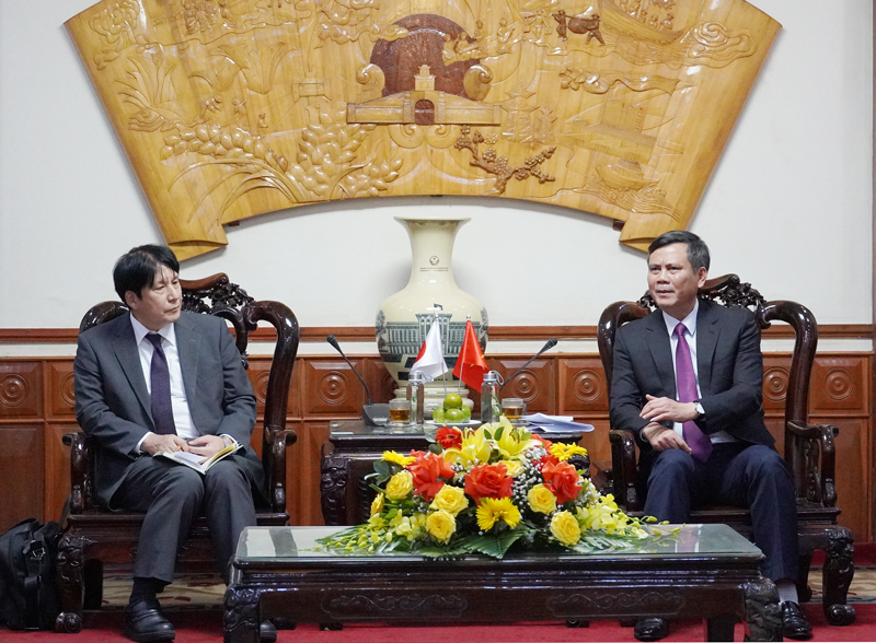 Đồng chí Chủ tịch UBND tỉnh Trần Thắng và ngài Yakabe Yoshinori, Tổng Lãnh sự Nhật Bản tại Đà Nẵng trao đổi các nội dung liên quan đến các linh vực kêu gọi đầu tư.