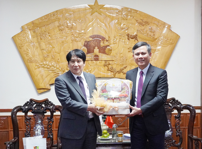 Đồng chí Chủ tịch UBND tỉnh Trần Thắng tặng quà cho Ngài Tổng Lãnh sự Nhật Bản tại Đà Nẵng.