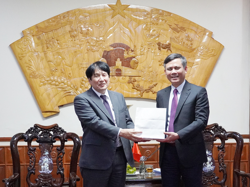 Ngài Tổng Lãnh sự Nhật Bản tại Đà Nẵng tặng quà cho đồng chí Chủ tịch UBND tỉnh Trần Thắng.