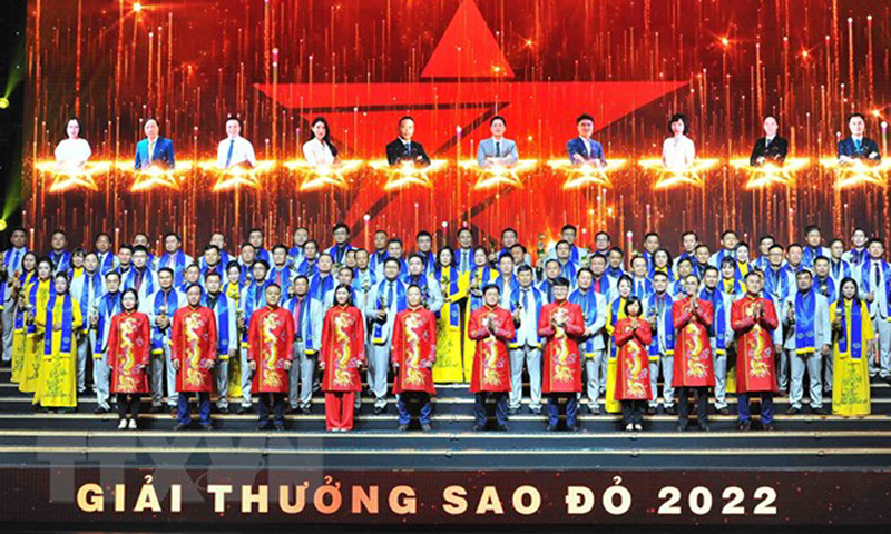 Các doanh nhân được vinh danh trong Lễ trao Giải thưởng Sao Đỏ - Doanh nhân trẻ Việt Nam tiêu biểu năm 2022. (Ảnh: Minh Đức/TTXVN)