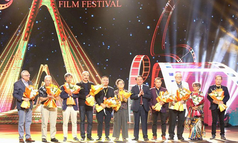 Bộ trưởng Nguyễn Văn Hùng tặng hoa Ban giám khảo Phim truyện dài.