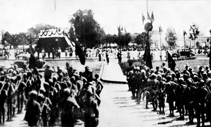​ Đông đảo nhân dân tập trung tại Quảng trường Ba Đình nghe Chủ tịch Hồ Chí Minh đọc Tuyên ngôn Độc Lập ngày 2/9/1945. (Ảnh: TTXVN)
