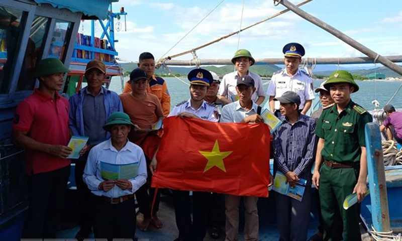 Lực lượng Cảnh sát biển tuyên truyền Luật Cảnh sát biển Việt Nam, Luật Thủy sản, tuyên truyền về IUU... cho ngư dân Quảng Bình. (Ảnh: Đức Thọ/TTXVN)