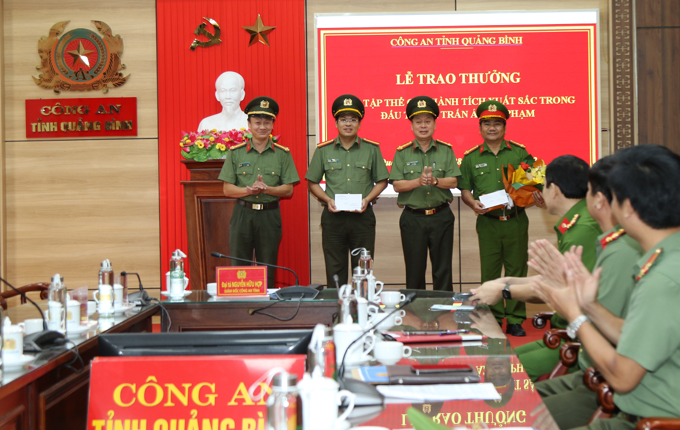 Đại tá Nguyễn Hữu Hợp, Giám đốc Công an tỉnh tặng hoa chúc mừng các tập thể PA05 và PC02.