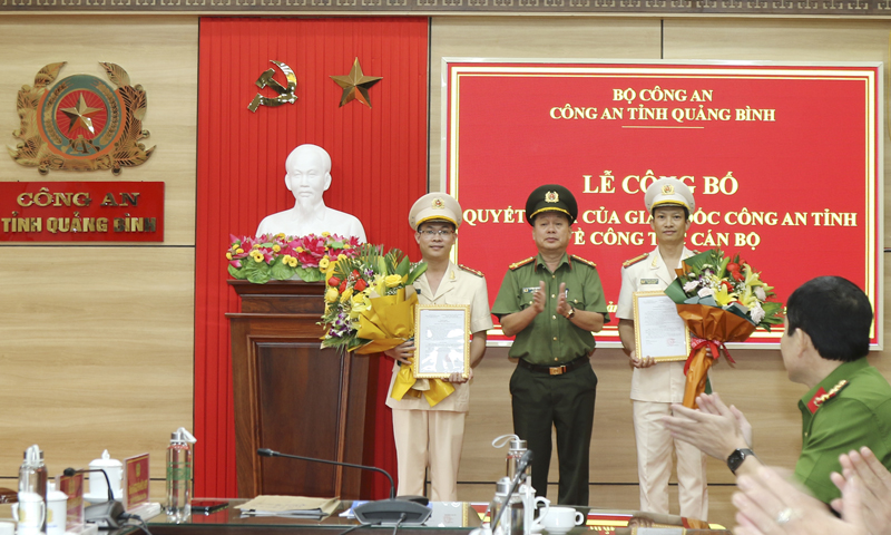 Đại tá Nguyễn Hữu Hợp – Giám đốc Công an tỉnh trao quyết định điều động bổ nhiệm và bổ nhiệm đối với các đồng chí Nguyễn Thành Tâm và Nguyễn Thế Anh.