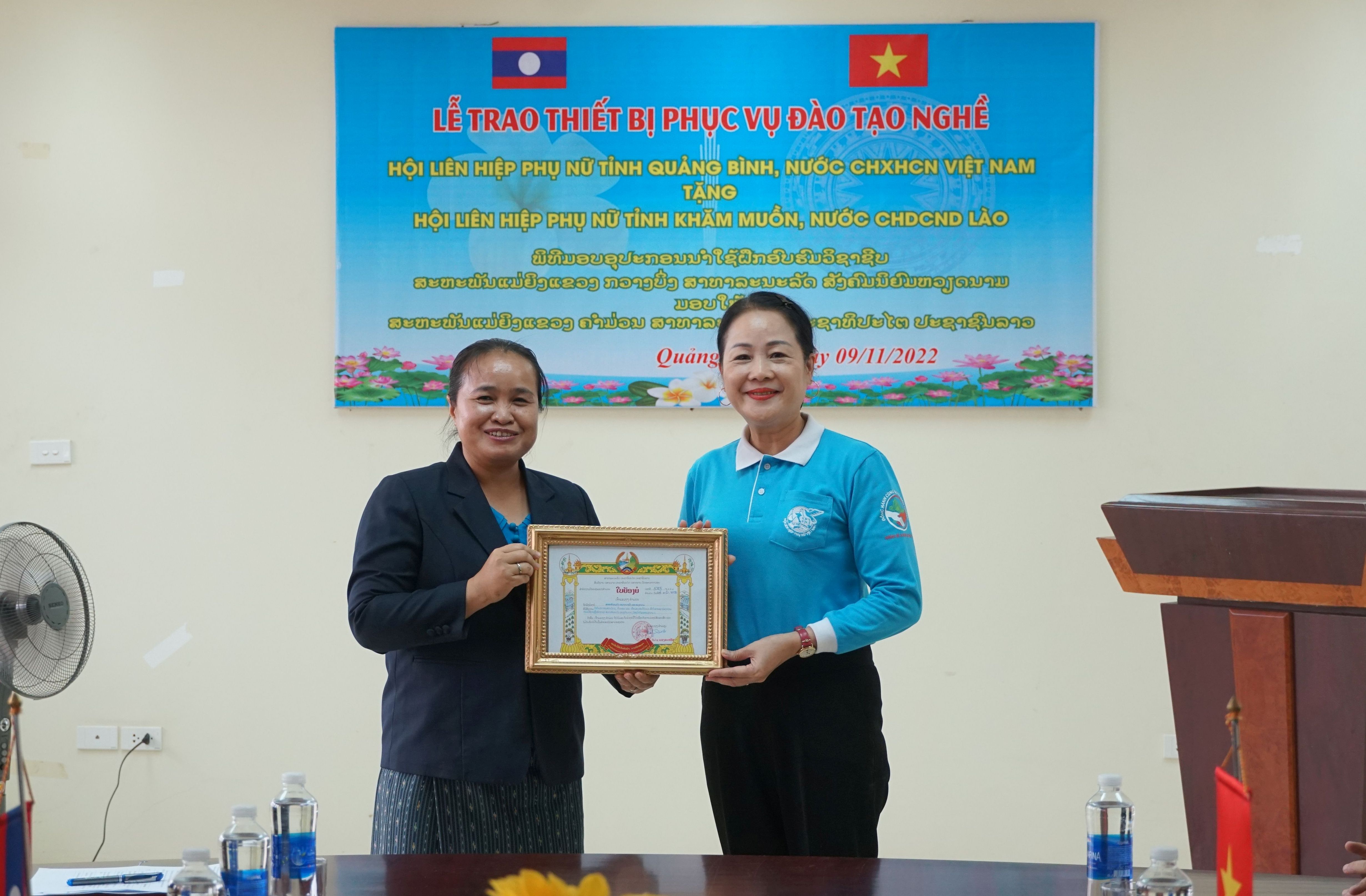 Tỉnh trưởng Khăm Muồn cũng đã tặng bằng khen cho Hội LHPN tỉnh Quảng Bình vì đã có những thành tích xuất sắc trong việc hợp tác, hỗ trợ, giúp đỡ Hội LHPN tỉnh Khăm Muồn.