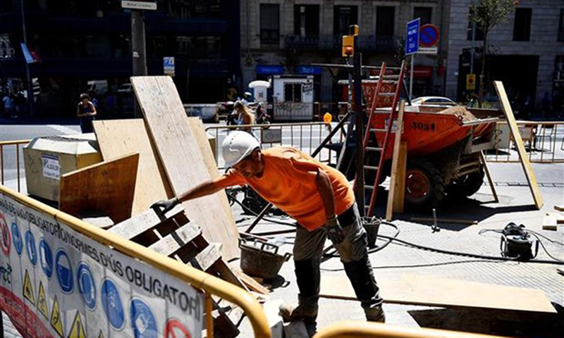 Công nhân xây dựng làm việc dưới thời tiết nắng nóng tại Barcelona, Tây Ban Nha ngày 19/7/2022. (Ảnh: AFP/TTXVN)