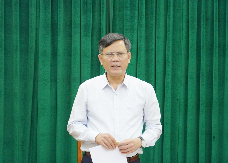 Ảnh: Đồng chí Chủ tịch UBND tỉnh Trần Thắng chỉ đạo các sở, ngành, địa phương, đơn vị liên quan quyết liệt bảo đảm tiến độ bồi thường, GPMB dự án đường bộ cao tốc Bắc-Nam. phát biểu kết luận tại buổi làm việc.