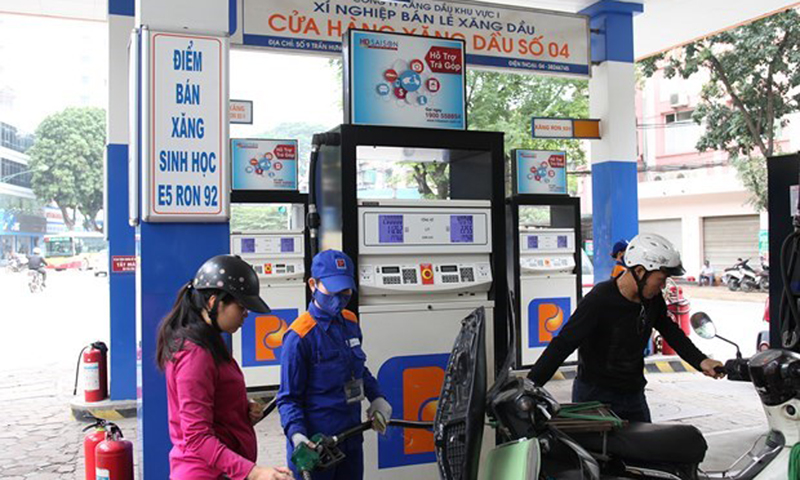 Khách hàng mua xăng tại cửa hàng của Petrolimex trên địa bàn Hà Nội. (Ảnh: PV/Vietnam+)