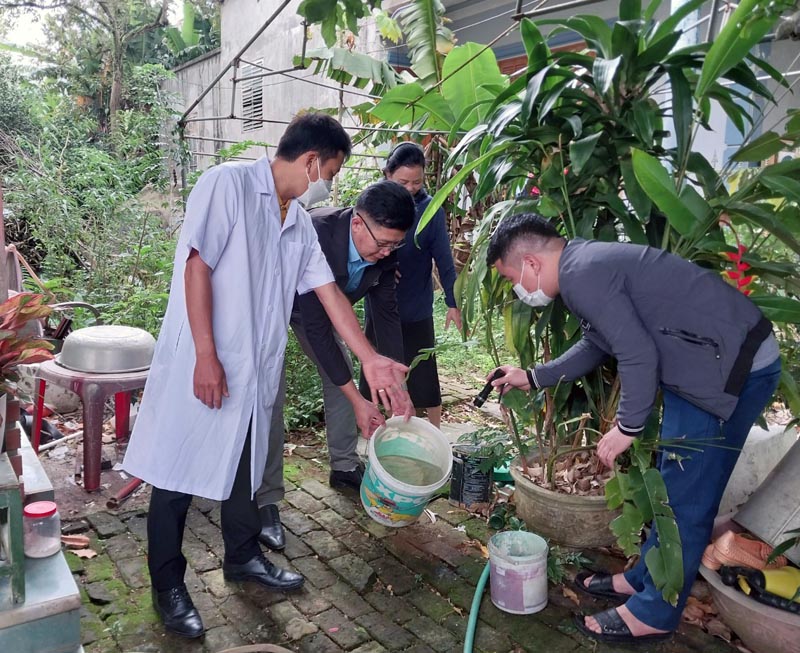 Các lực lượng chức năng huyện Minh Hóa hướng dẫn người dân cách diệt loăng quăng, bọ gậy để phòng chống dịch sốt xuất huyết.