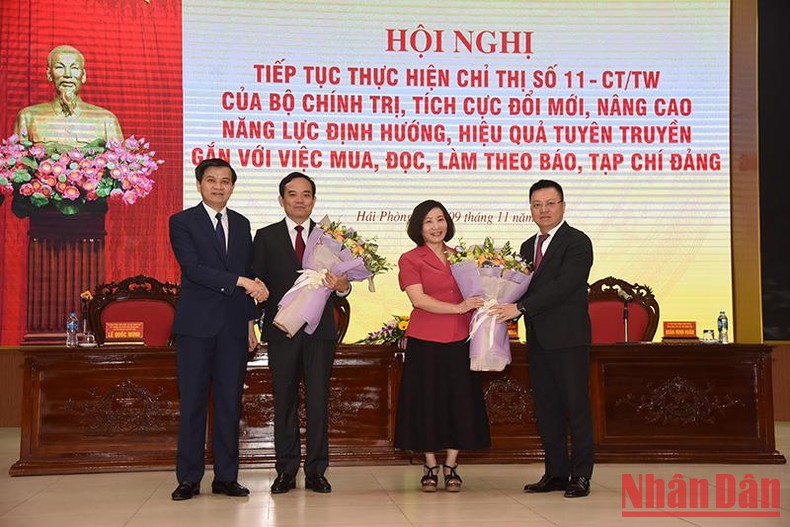 Đại diện Ban tổ chức trao tặng hoa cho đại diện lãnh đạo thành Phố Hải Phòng.