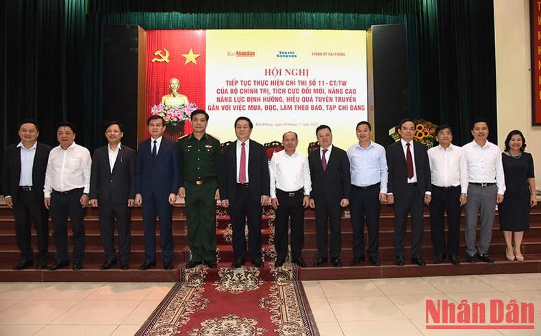 Đồng chí Nguyễn Trọng Nghĩa, Bí thư Trung ương Đảng, Trưởng Ban Tuyên giáo Trung ương và các đại biểu tham dự hội nghị.