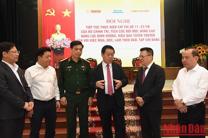 Đồng chí Nguyễn Trọng Nghĩa trao đổi với các đại biểu tham dự hội nghị trong giờ nghỉ giải lao.