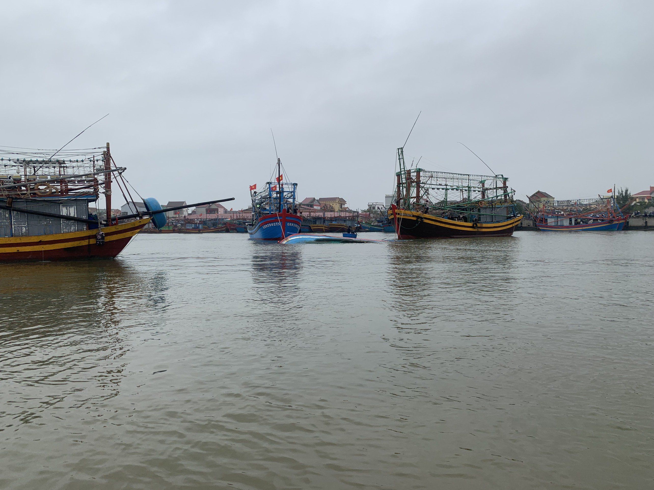 Tàu cá của ngư dân bị chìm trên sông Roòn.