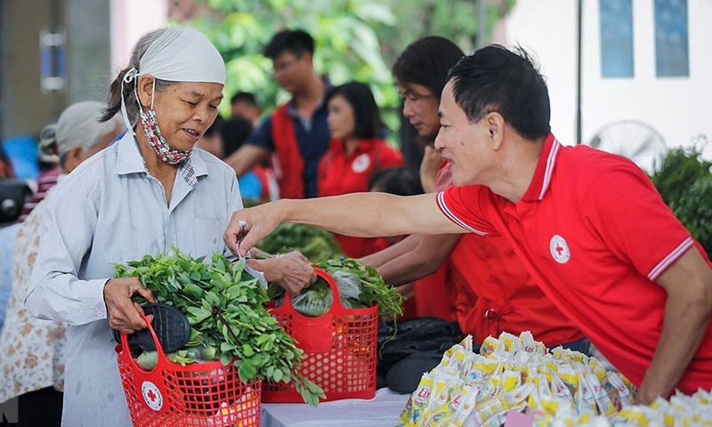 Niềm vui của người dân nghèo khi được mua sắm tại phiên chợ nhân đạo do Hội Chữ thập đỏ tỉnh Hòa Bình tổ chức. (Ảnh minh họa: Trọng Đạt/TTXVN)