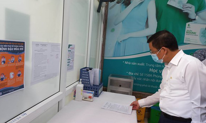 Lãnh đạo Bộ Y tế đi kiểm tra công tác phòng chống bệnh đậu mùa khỉ tại Bệnh viện Da liễu Hà Nội. (Ảnh: T.G/Vietnam+)