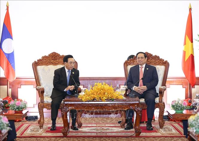Thủ tướng Phạm Minh Chính gặp Thủ tướng Lào Phankham Viphavanh. Ảnh: Dương Giang/TTXVN