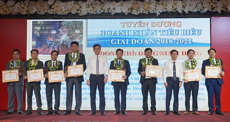 Đồng chí Chủ tịch UBND tỉnh Trần Thắng và đồng chí Bí thư Đảng ủy Khối DN tỉnh trao thưởng, tuyên dương các bí thư chi bộ tiêu biểu.
