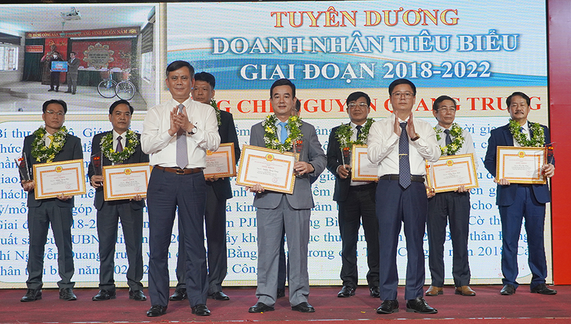 Đồng chí Chủ tịch UBND tỉnh Trần Thắng và đồng chí Bí thư Đảng ủy Khối DN tỉnh trao thưởng, tuyên dương các bí thư chi bộ tiêu biểu.