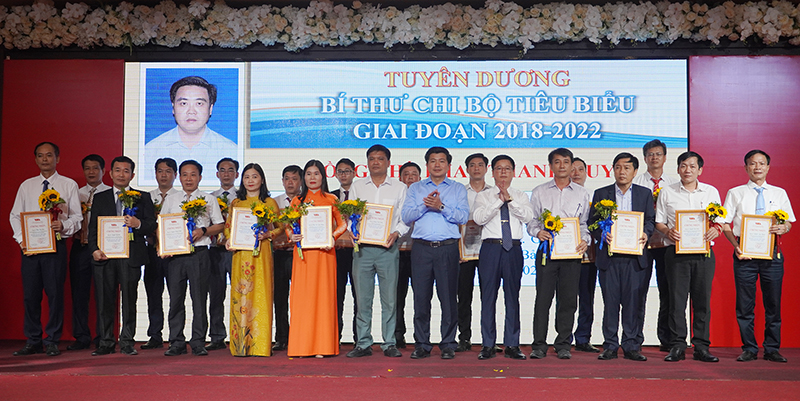  Đồng chí Trưởng ban Tổ chức Tỉnh ủy Trần Vũ Khiêm và đồng chí Bí thư Đảng ủy Khối DN tỉnh trao thưởng, tuyên dương các doanh nhân tiêu biểu.
