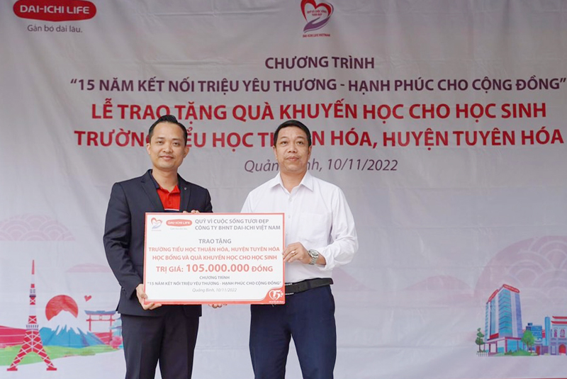 Đại diện Dai-ichi Life Việt Nam trao tượng trưng quà khuyến học cho các em học sinh Trường tiểu học Thuận Hóa, xã Thuận Hóa (Tuyên Hóa).