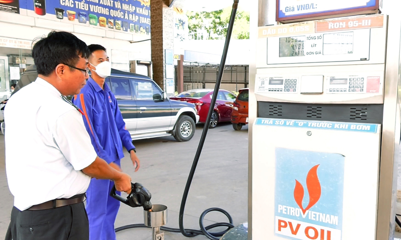 Thanh tra Sở KH-CN kiểm tra về đo lường, chất lượng trong kinh doanh xăng dầu.