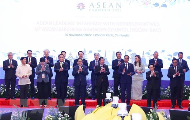 Thủ tướng Phạm Minh Chính và các nhà lãnh đạo ASEAN cùng Hội đồng tư vấn kinh doanh ASEAN (ABAC) chụp ảnh chung. (Ảnh: Dương Giang/TTXVN)