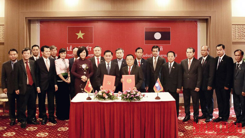 Đồng chí Trần Cẩm Tú và đồng chí Khamphan Phommathat ký Thỏa thuận hợp tác giữa hai Cơ quan Kiểm tra Trung ương của hai Đảng giai đoạn 2022-2026 (ảnh: Báo Nhân dân)