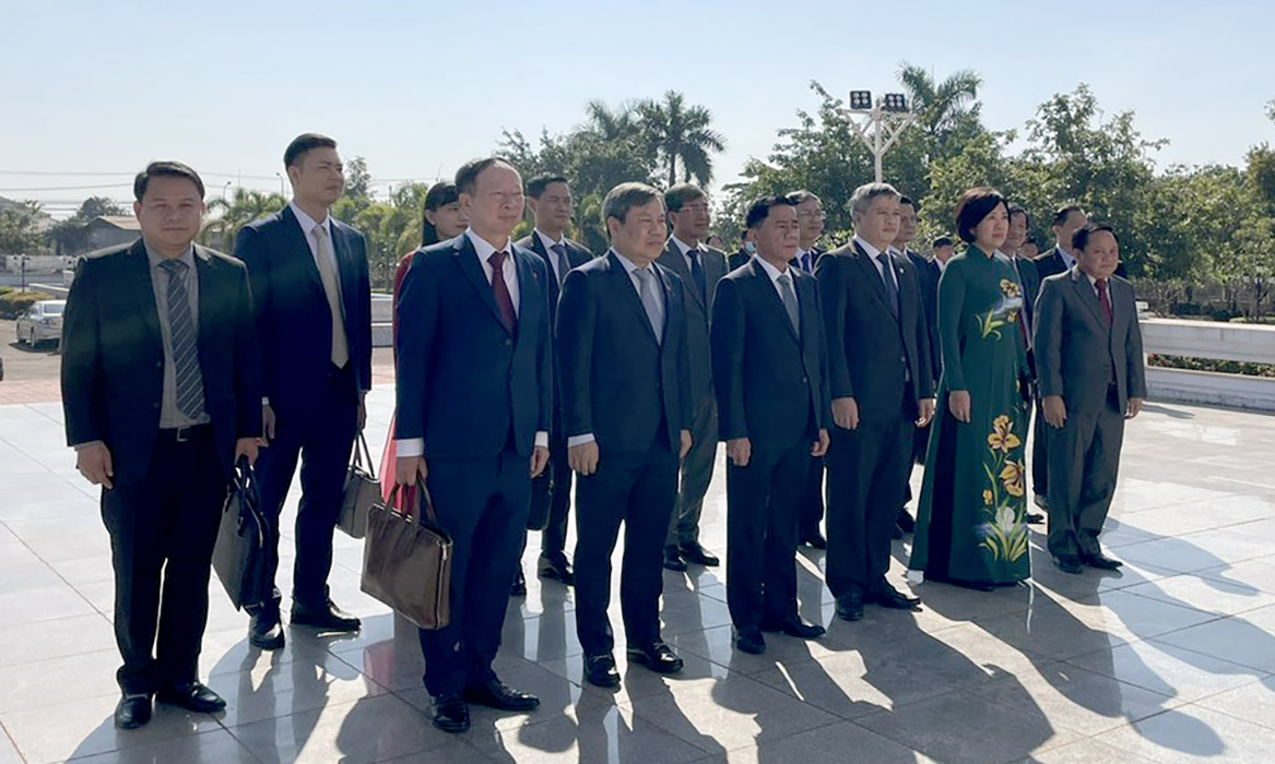 Đồng chí Trần Cẩm Tú và đoàn đại biểu cấp cao dâng hoa tại Tượng đài Chủ tịch Kaysone Phomvihane  