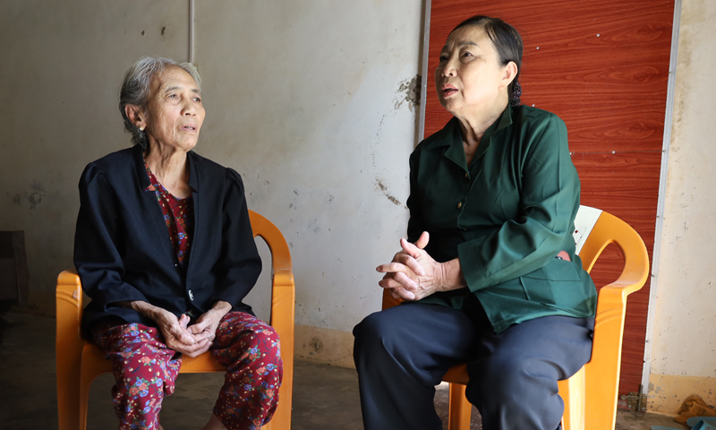 Hai nữ TNXP Nguyễn Thị Xuân và Phạm Thị Diệu cung ôn lại một thời từng tham gia tại tuyến đường 20 Quyết Thắng trong những năm kháng chiến chống Mỹ.