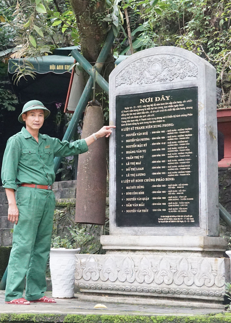 Anh Nguyễn Tứ Vỵ, Trưởng BQL Đền tưởng niệm các AHLS Đường 20-Quyết Thắng giới thiệu về địa chỉ đỏ Hang Tám Cô.