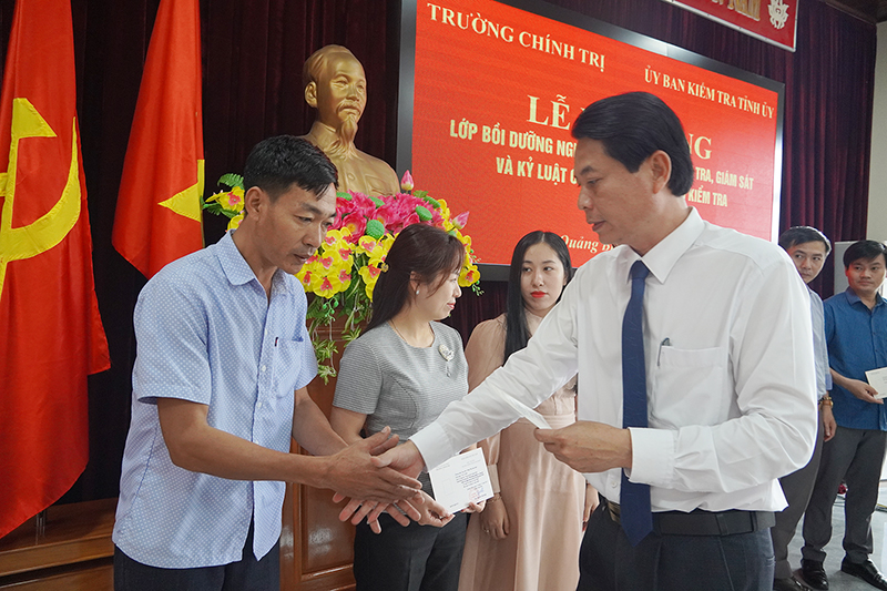 Đại diện lãnh đạo Trường Chính trị tỉnh trao chứng chỉ cho các học viên.