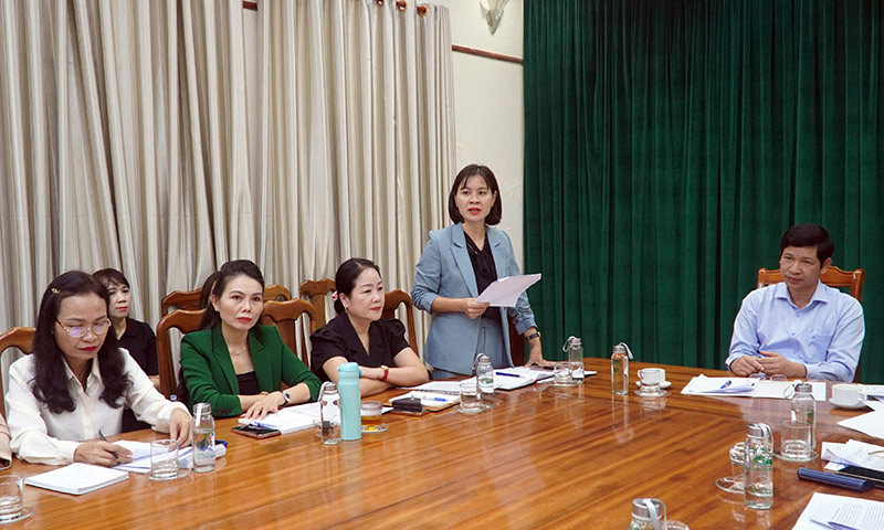 Đồng chí Chủ tịch Hội LHON tỉnh Diệp Thị Minh Quyết báo cáo kết quả công tác phối hợp