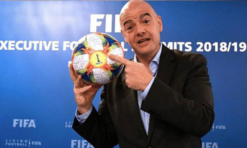 Chủ tịch FIFA Gianni Infantino giới thiệu trái bóng công nghệ World Cup 2022.