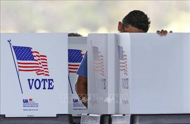 Cử tri bỏ phiếu bầu cử giữa kỳ Quốc hội Mỹ ở Kissimmee, Florida, ngày 8/11/2022. Ảnh: AFP/TTXVN