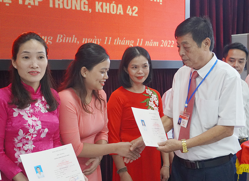 Đại diện lãnh đạo Trường Chính trị tỉnh trao bằng cho các học viên.