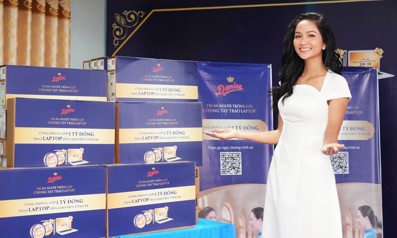Trong vai trò đại sứ của chương trình Hoa hậu H’Hen Niê đồng hành cùng nhãn hàng Danisa trong sự kiện trao tặng Laptop tại Quảng Bình.
