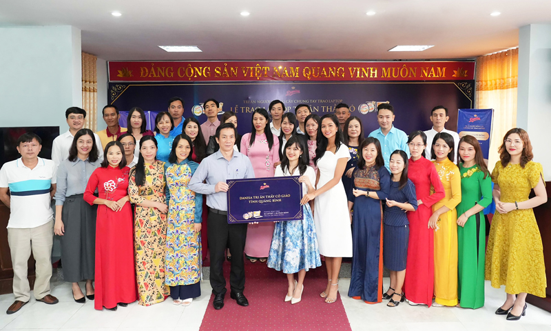 Ông Nguyễn Đình Hải, Phó Giám đốc Sở GD&ĐT và tập thể giáo viên tỉnh Quảng Bình nhận món quà ý nghĩa từ chương trình. 