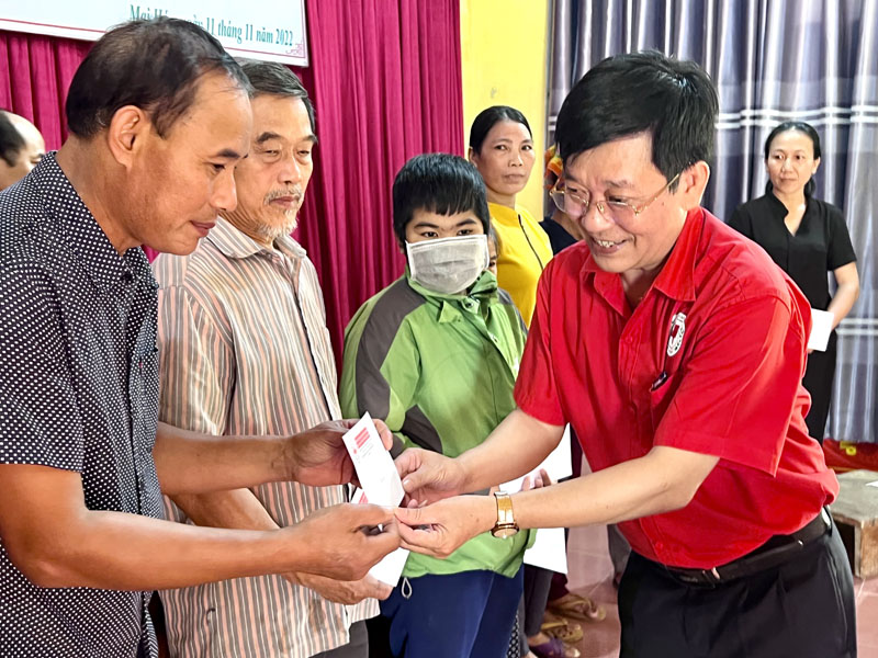 Chủ tịch Hội Chữ thập đỏ tỉnh Phan Văn Cầu trao quà cho người dân xã Mai Hóa.