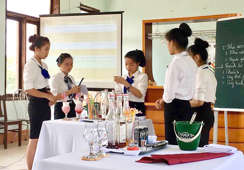 Nhà trường chú trọng gắn công tác đào tạo với nhu cầu thị trường lao động (Trong ảnh: Giờ dạy môn Kỹ thuật pha chế đồ uống của Khoa Du lịch).
