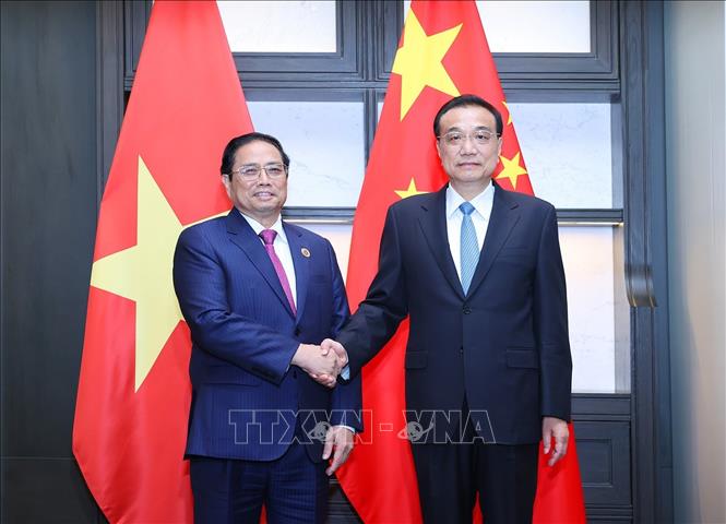 Thủ tướng Phạm Minh Chính gặp Thủ tướng Trung Quốc Lý Khắc Cường. Ảnh: Dương Giang/TTXVN