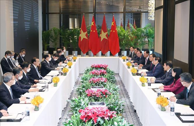 Thủ tướng Phạm Minh Chính gặp Thủ tướng Trung Quốc Lý Khắc Cường. Ảnh: Dương Giang/TTXVN