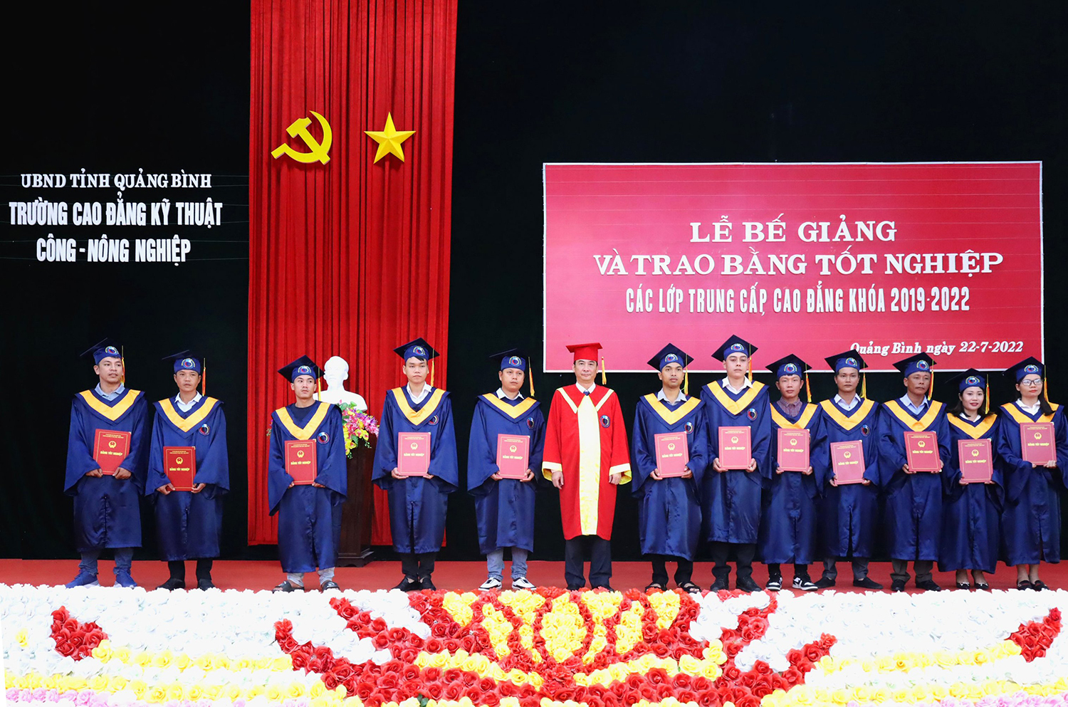 Thạc sĩ Đào Hoài Linh, Hiệu trưởng Trường CĐKTC-NNQB trao bằng tốt nghiệp cho HSSV tốt nghiệp khóa 2019-2022. 