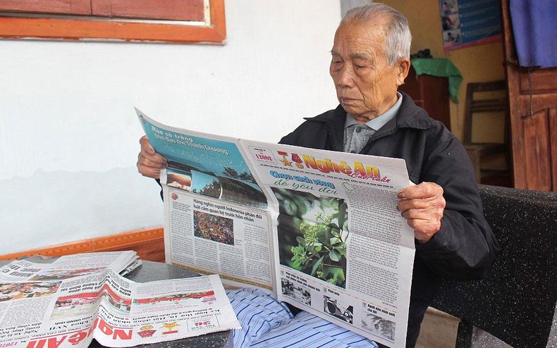 Các cụ cao tuổi xã Thanh Tường, huyện Thanh Chương (Nghệ An) đọc báo Nghệ An. (Ảnh: PHƯỚC ANH)