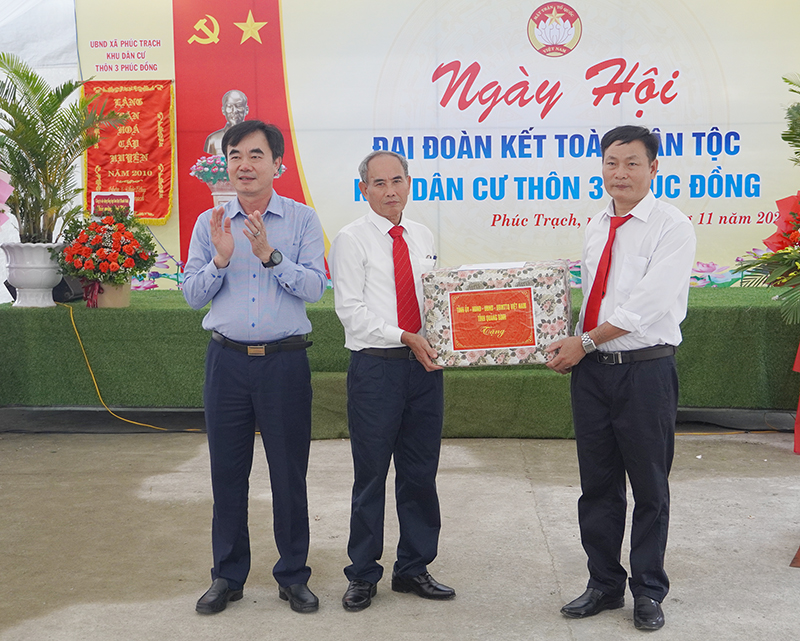 Đồng chí Trưởng ban Nội chính Tỉnh ủy Nguyễn Lương Bình tặng quà chúc mừng thôn 3 Phúc Đồng (xã Phúc Trạch, Bố Trạch).