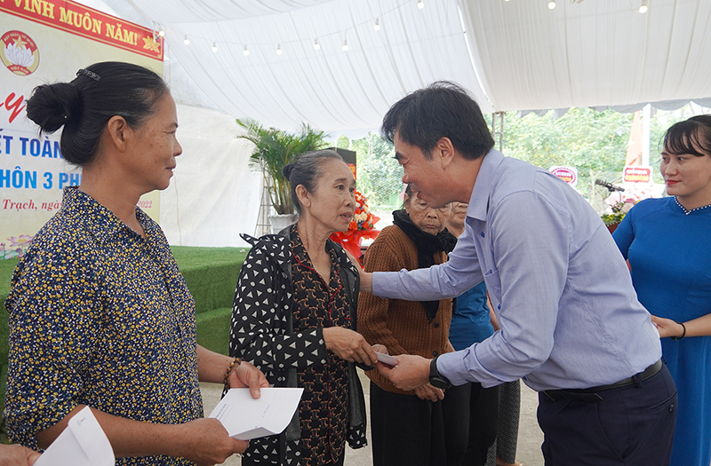 Đồng chí Trưởng ban Nội chính Tỉnh ủy Nguyễn Lương Bình trao quà hỗ trợ cho các hộ nghèo của thôn 3 Phúc Đồng (xã Phúc Trạch, Bố Trạch).
